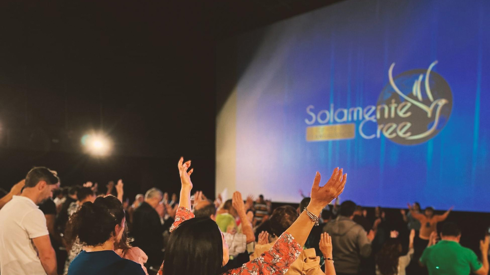 Congregación reunida en un tiempo de adoración durante una celebración cristiana.