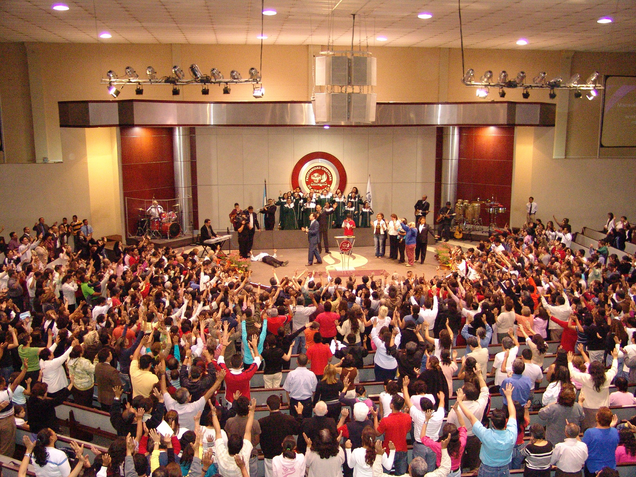 Vista general de un auditorio lleno durante una reunión cristiana.