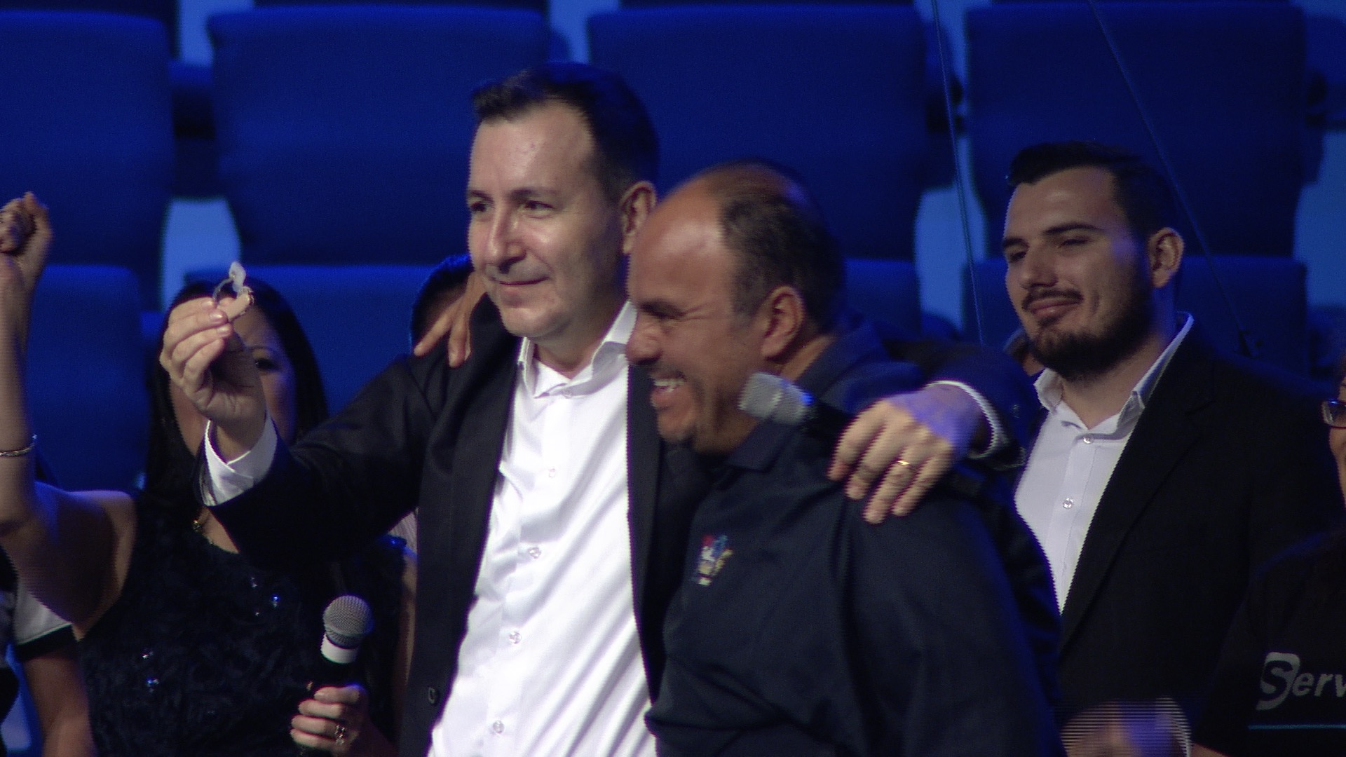 Manuel compartiendo un momento de testimonio y celebración con asistentes al encuentro.