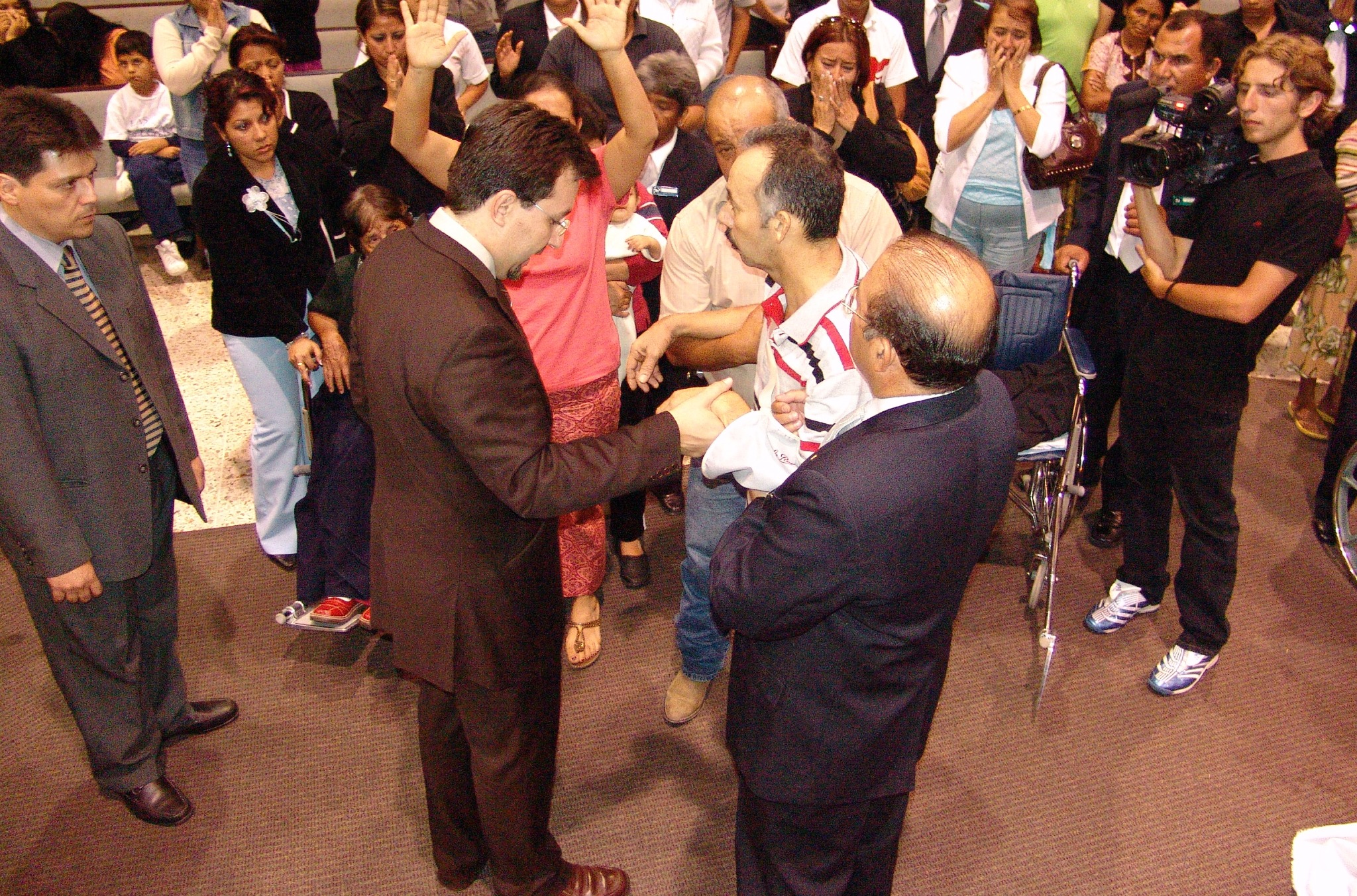 Momento de oración y acompañamiento ante la congregación.