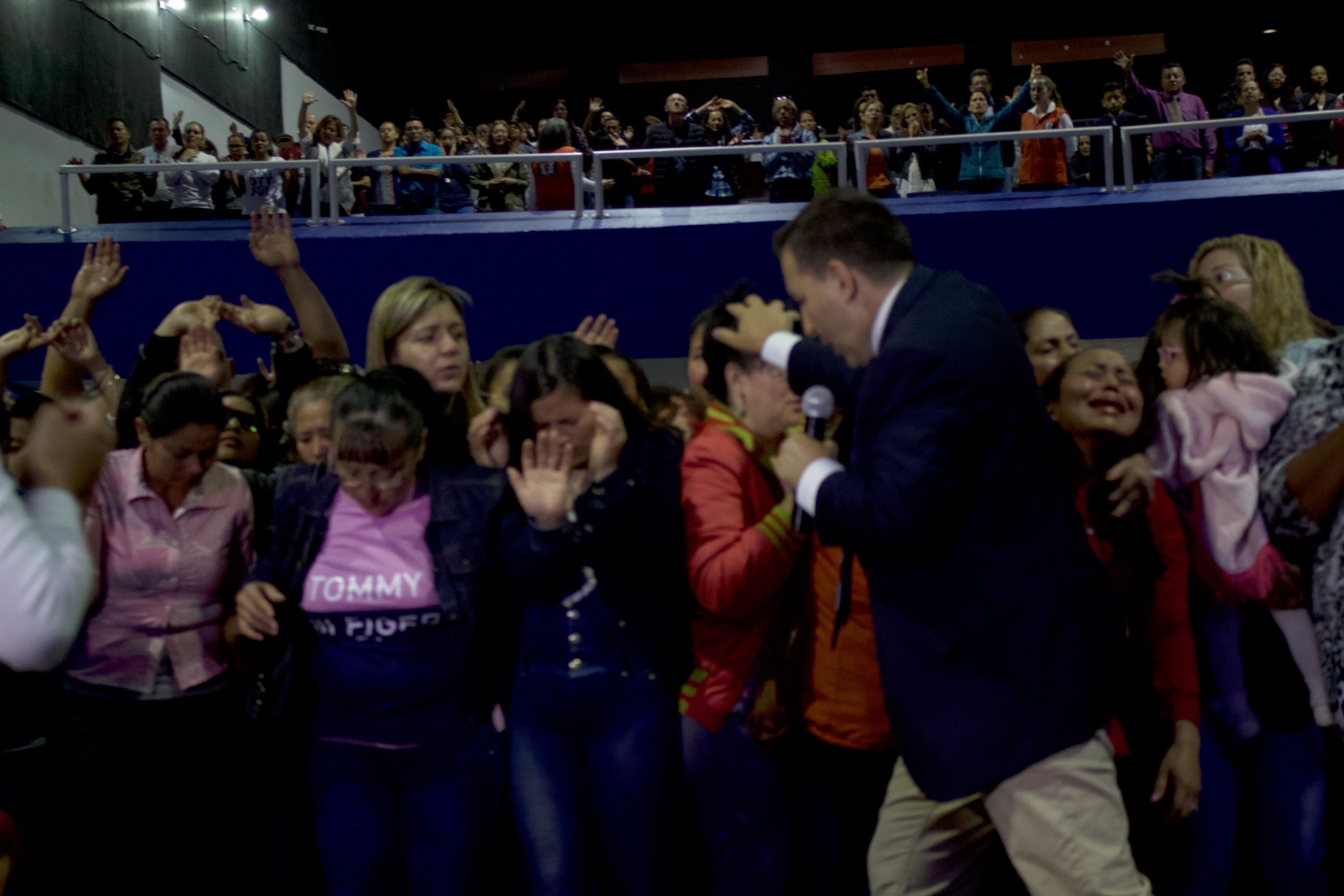 Momento de oración con varias personas durante una reunión cristiana.