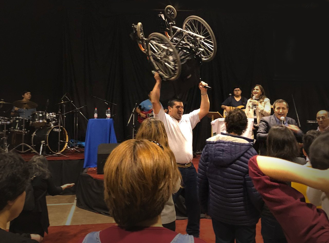 Momento de fe durante una reunión cristiana de SOLAMENTE CREE con congregación y músicos.