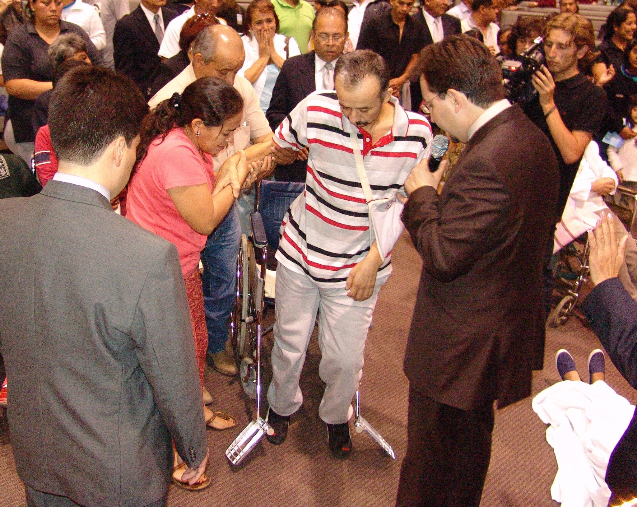 Momento de acompañamiento durante un testimonio de fe en una reunión cristiana.