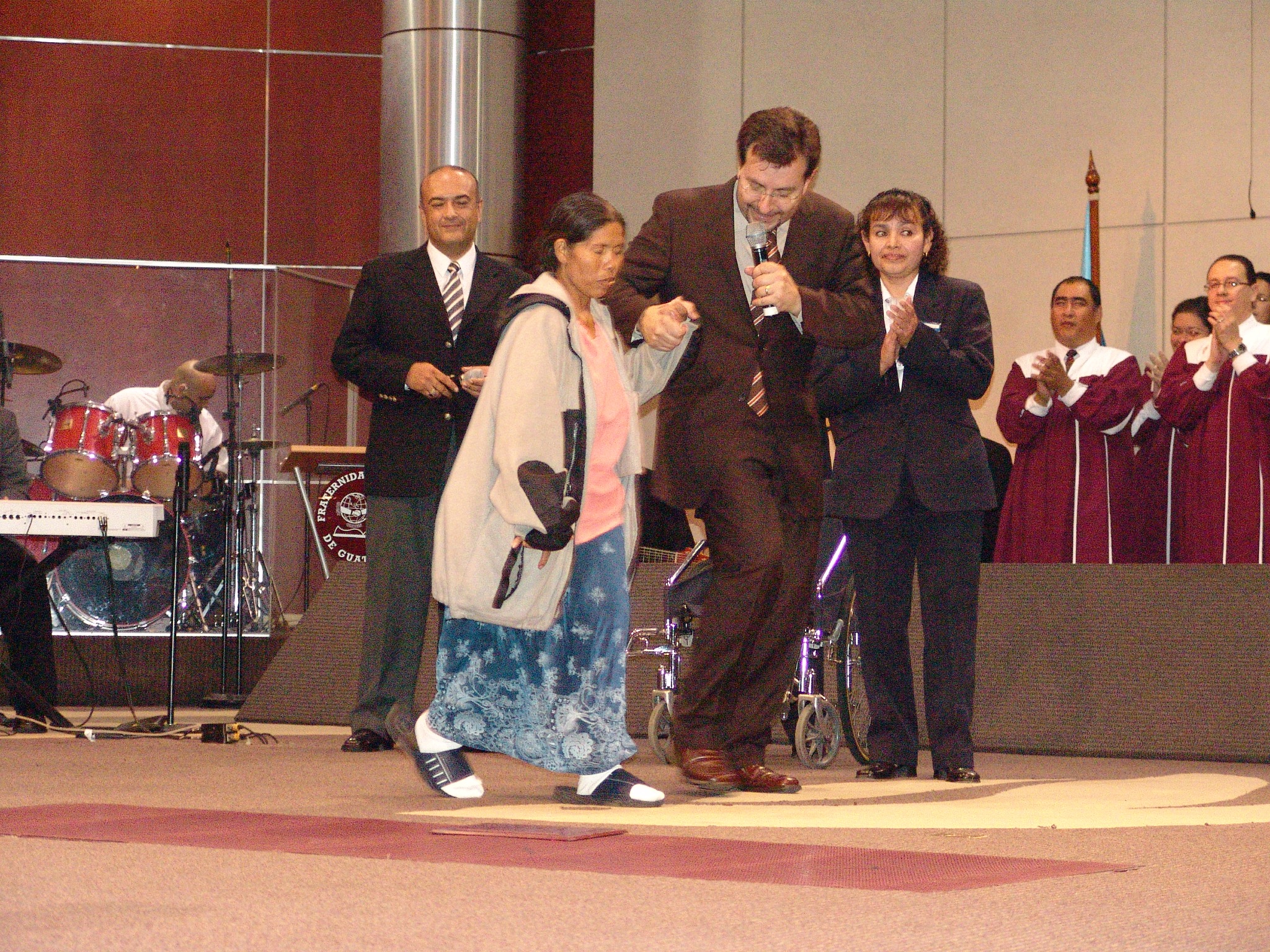 Momento de testimonio y oración ante la congregación.
